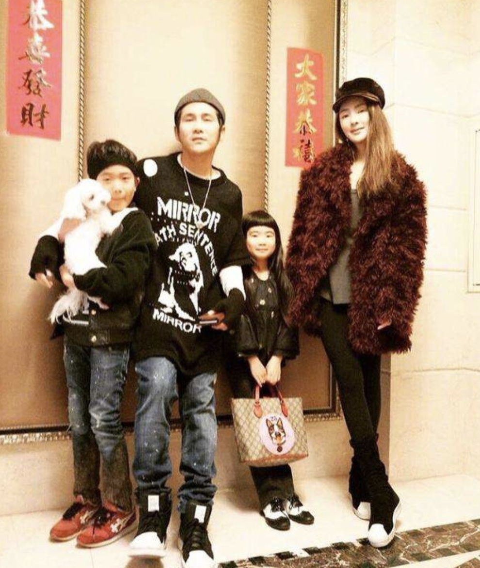 穿啦啦队服摆pose架势十足】 近日,歌手曹格的妻子吴速玲晒出照片