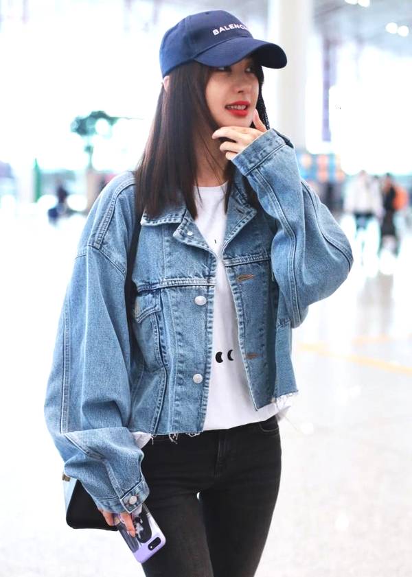 李菲儿太美了,身穿牛仔外套搭配紧身裤,清新少女感十足!