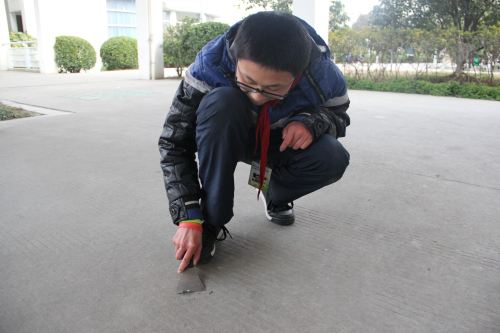 老师体罚学生,都使过什么"狠毒"招数,网友:见到瓜子想吐