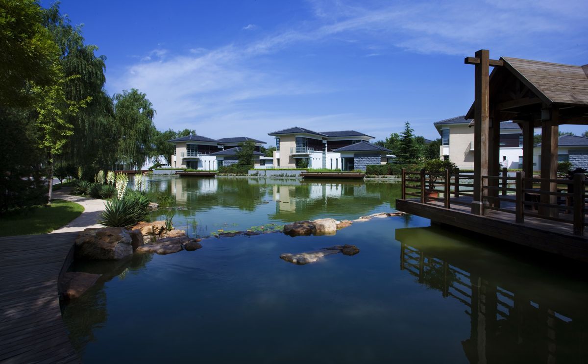 作为分景,隔景手段,通过对石的选材,巧妙规划和布局,来组织扩大空间