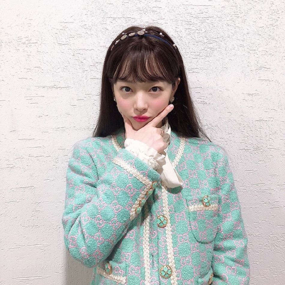 崔雪莉刘海长发显少女气质,连衣裙好优雅,白皙皮肤让我不敢吃饭