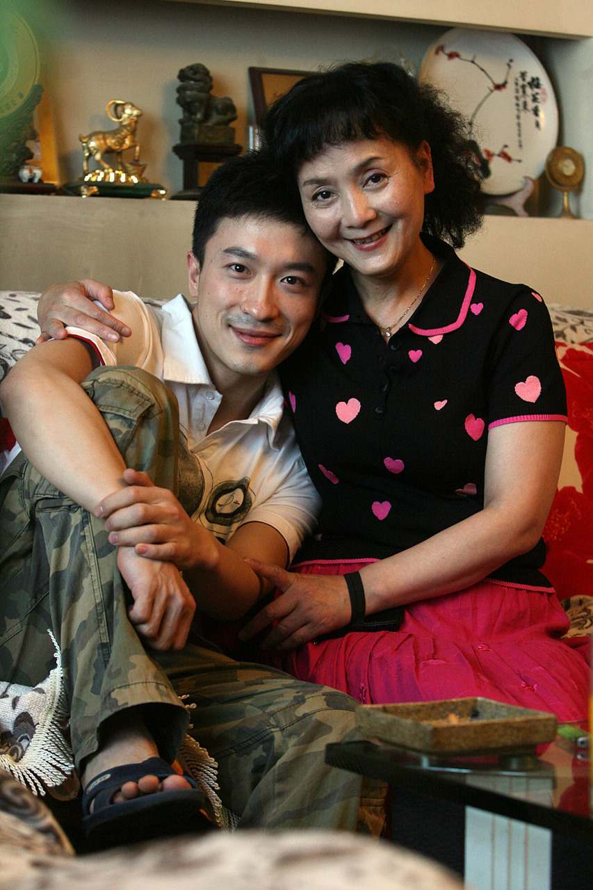 51岁的陈松伶,早年与内地演员张铎缔结良缘,两人共同谱写了幸福的婚姻