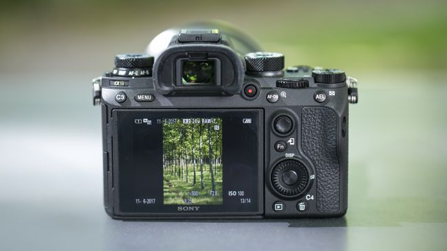 我们下个月能看到索尼a7000吗?价格多少呢?