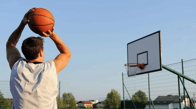 有些男生走路时喜欢做投篮动作,对于这种行为你怎么看?