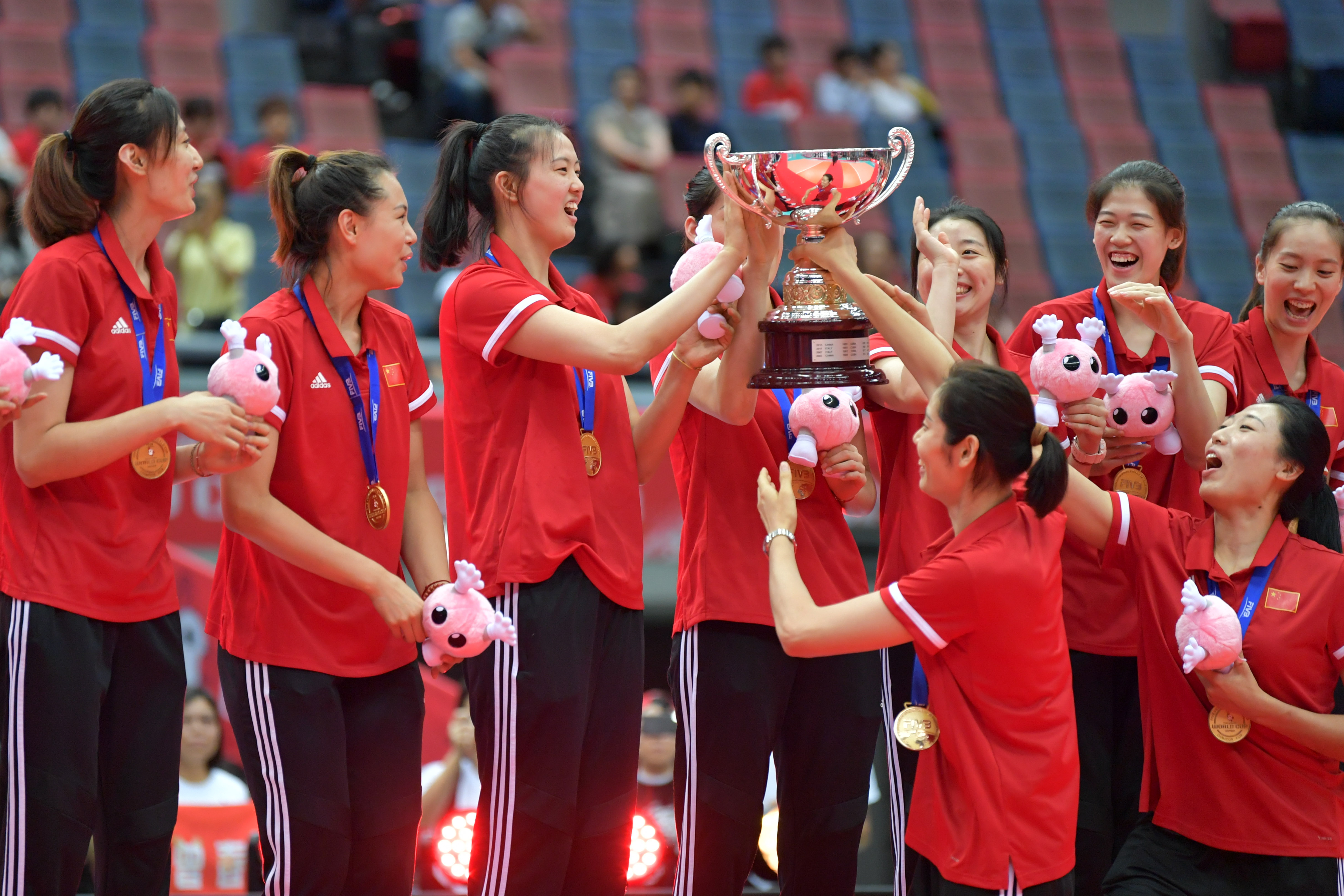 排球——女排世界杯:中国队捧杯(4)