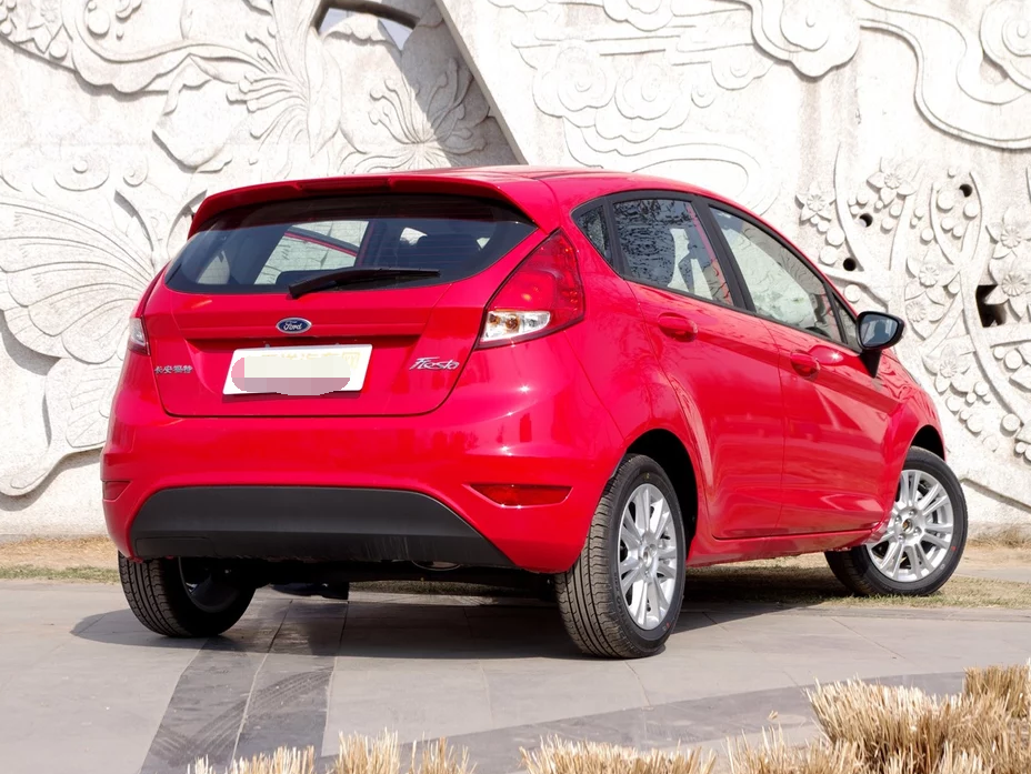 "车的尾部整体处于一种正方形的形状,给人一种 非常整洁的感觉,但是