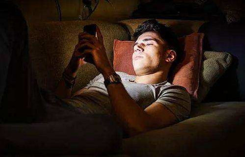 长期在晚上睡觉前玩手机,身体会出现哪些变化