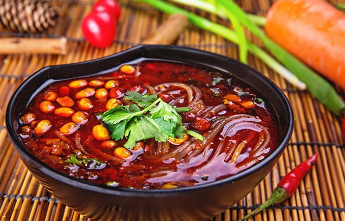 炎热的夏季,吃一碗美味营养的凉拌酸辣粉,那真实一种享受.