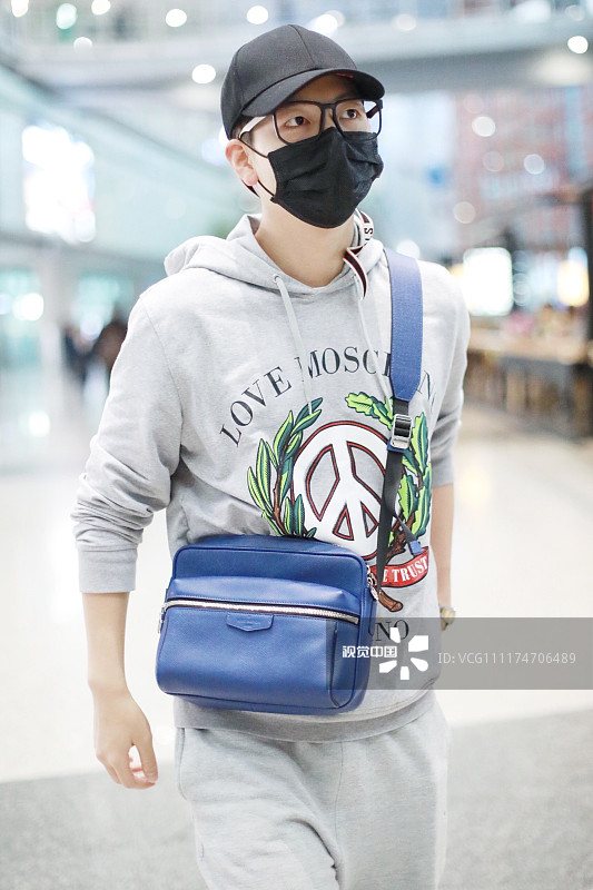 胡夏现身机场武装严实走运动风 拽衣角低头疾走似紧张过度