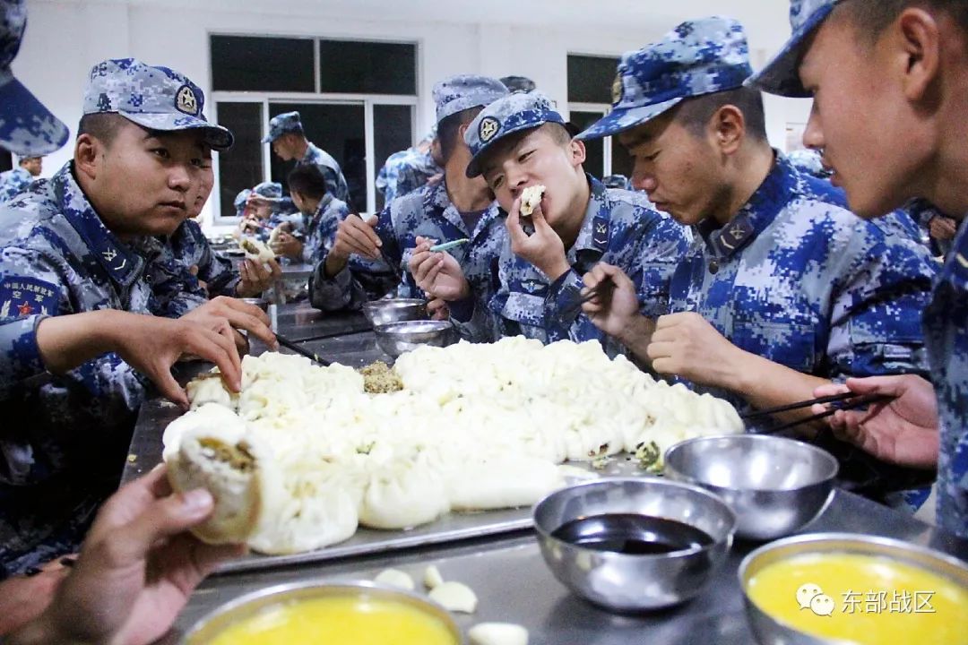 自己动手改善伙食!空军官兵周末集体包包子,吃起来可真香