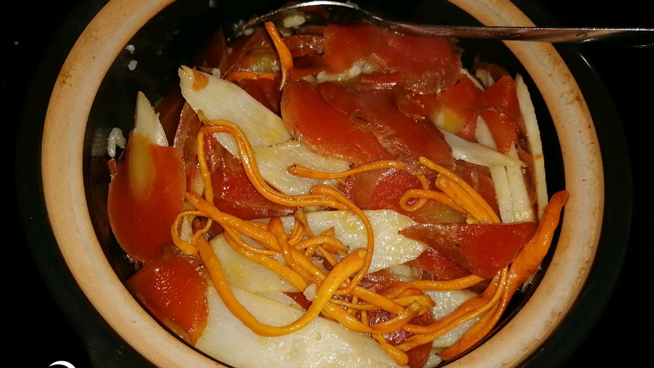 红萝卜山药煲仔饭,配虫草花汤,味道真的很鲜
