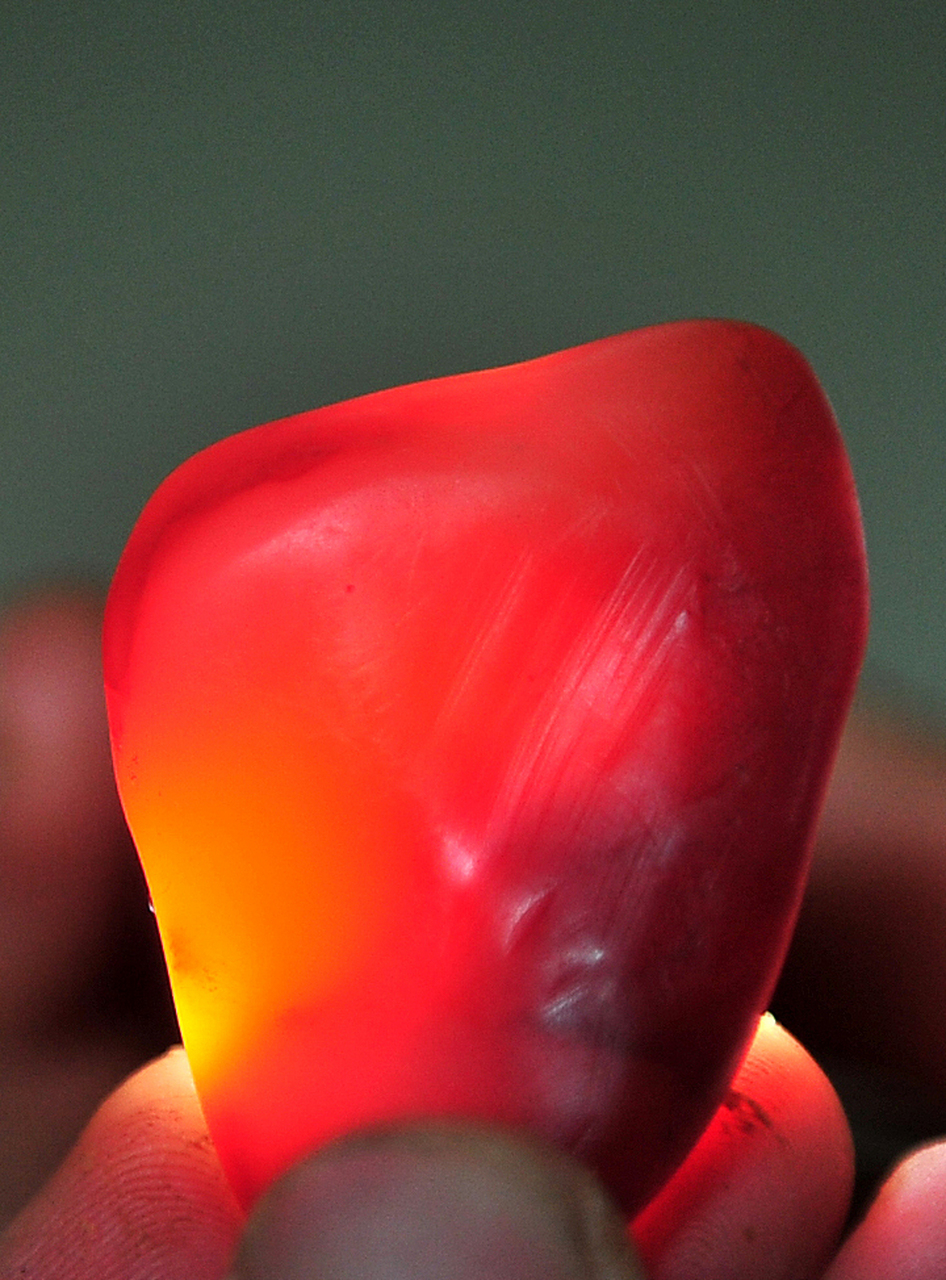 和田玉枣红皮,是玉石市场上备受瞩目的品种之一