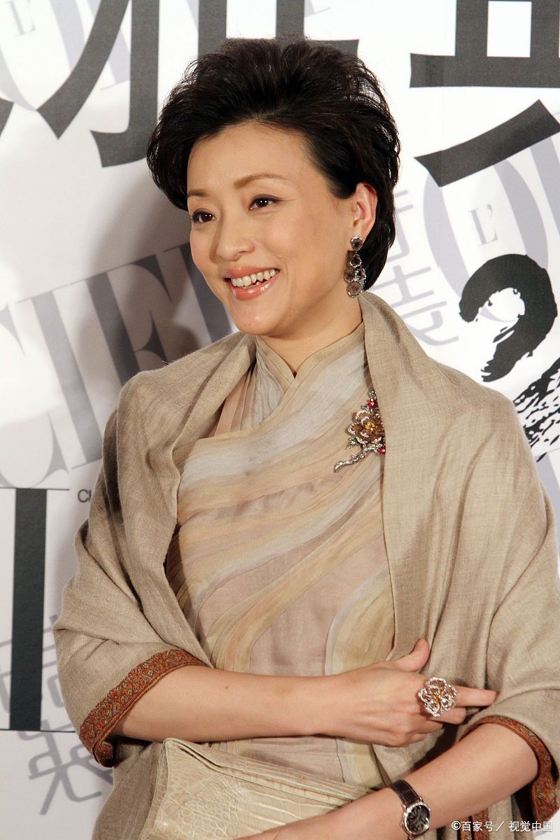 主持人杨澜曾说过:"一个女人不一定要有很高的学历,她的心胸比较开阔