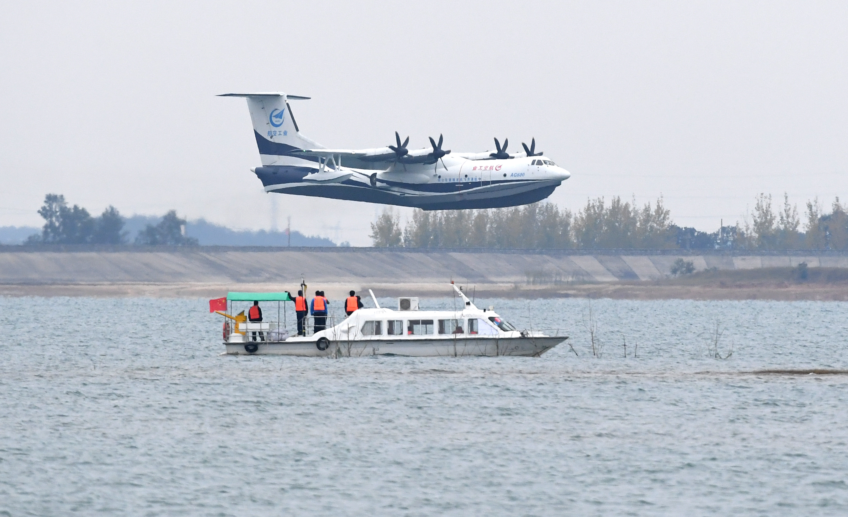 国产大型水陆两栖飞机"鲲龙"ag600成功水上首飞