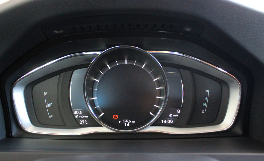 仪表盘的样式看着就不是很高档的那一种,只能说很耐看