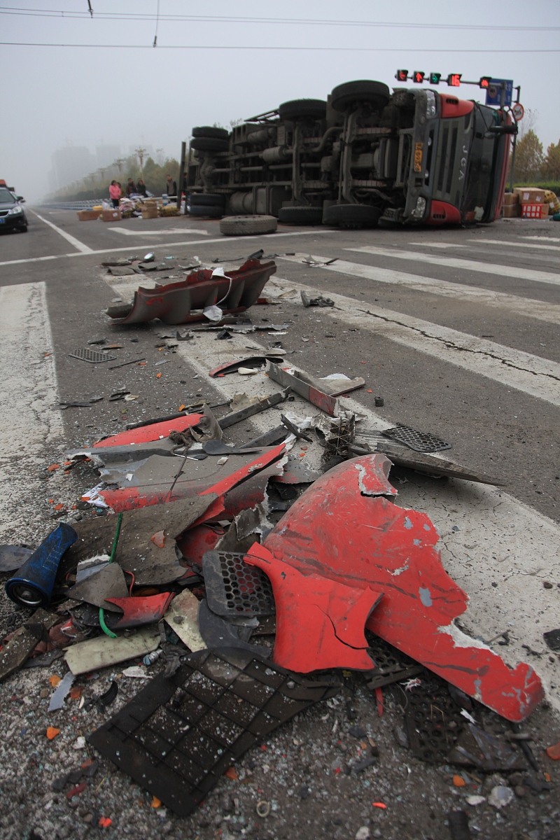 想象一下,高速路上突然发生事故,车辆被困,司机们一定都吓得不轻