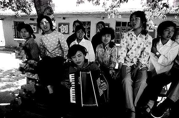 被称为80年代新一辈的青工们:男青年留起了时尚的发型