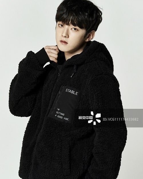 2018年11月1日讯,韩国男团spectrum拍代言品牌宣传照.