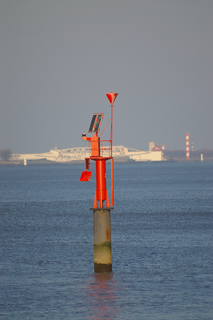 守护航行安全,从烟囱航标灯安装开始!