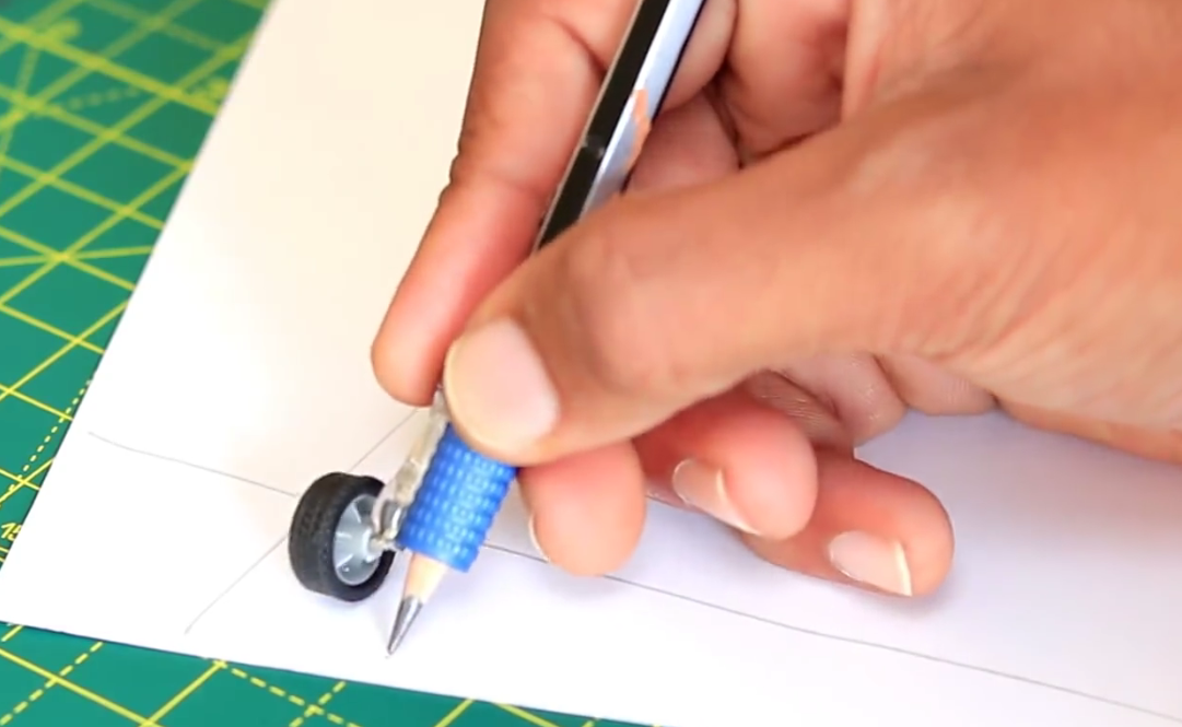 这样就可以利用轮子,画出笔直笔直的直线啦!