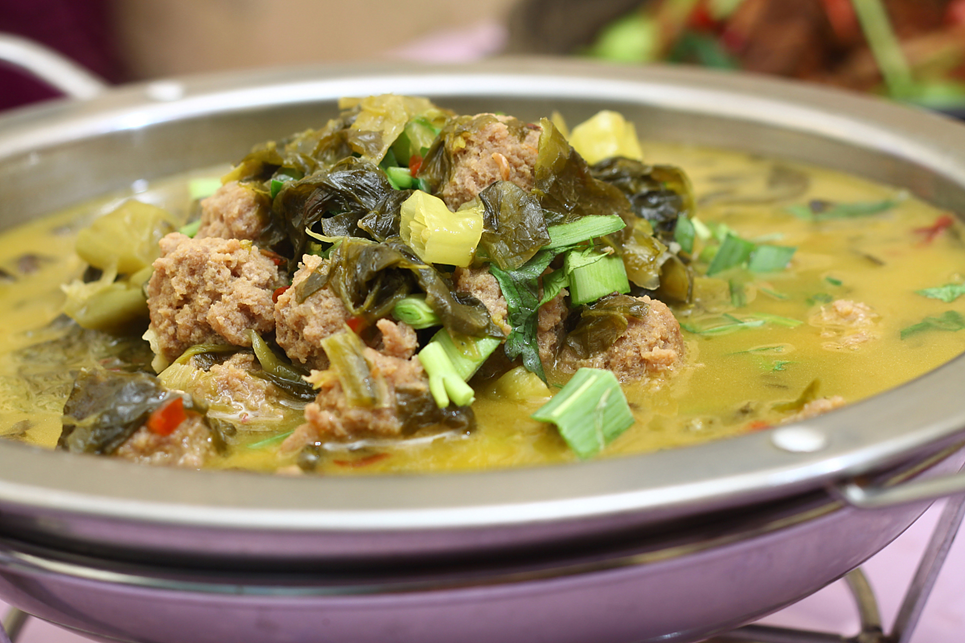 酸汤子是一种传统的中国小吃,主要流行于东北地区,如辽宁,吉林和