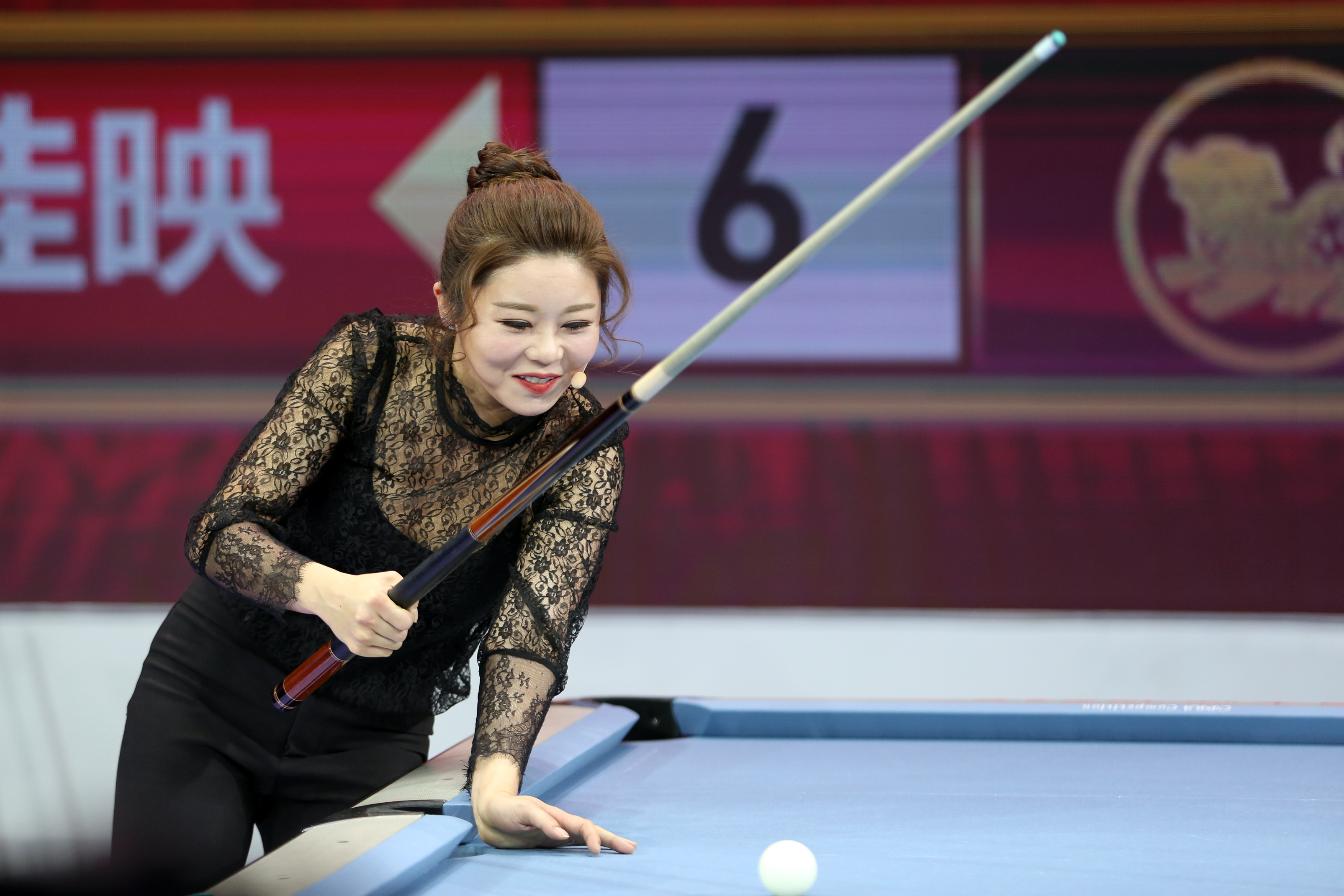 贺岁杯现场图集!潘晓婷金佳映举奖杯笑容太美,潘爸爸暖心颁奖!