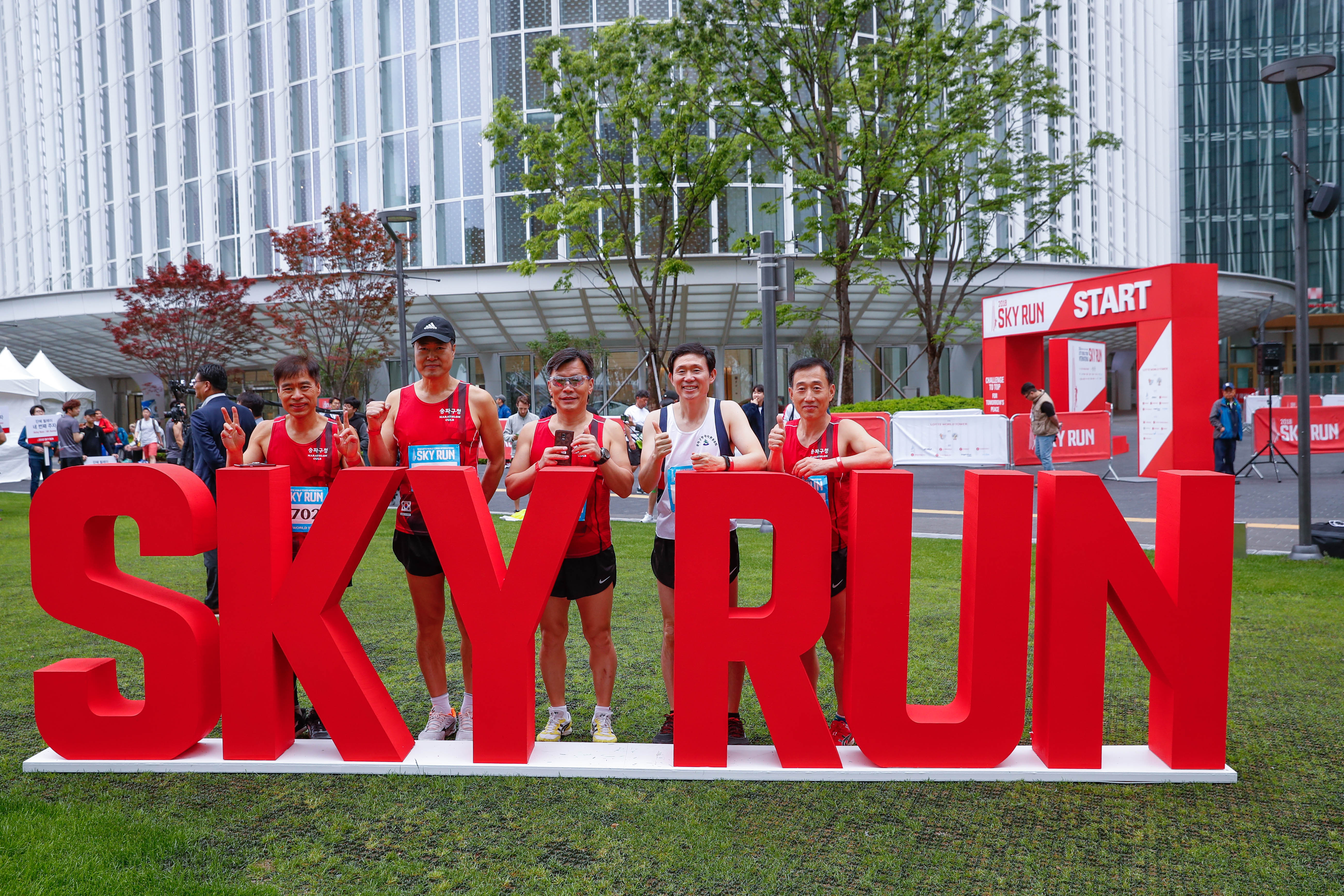韩国首尔举行国际垂直马拉松比赛(4)