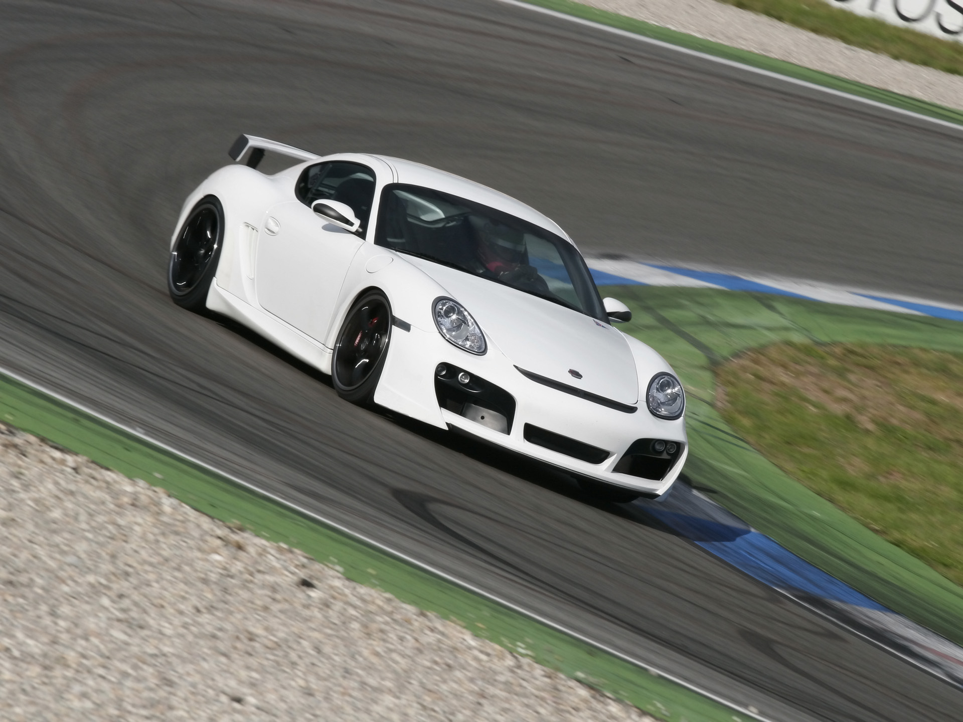 轿车的车体,进行了流线型的设计,车身线条可以说很优美!