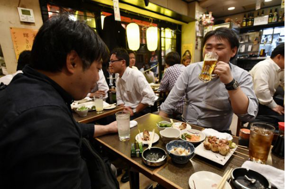 为何日本工薪族加班到深夜还要去喝酒?背后是日本文化的投影