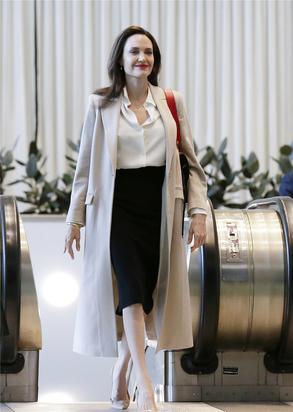 安吉丽娜穿大衣亮相气场足,未修图曝光就尴尬了,简直像换了张脸