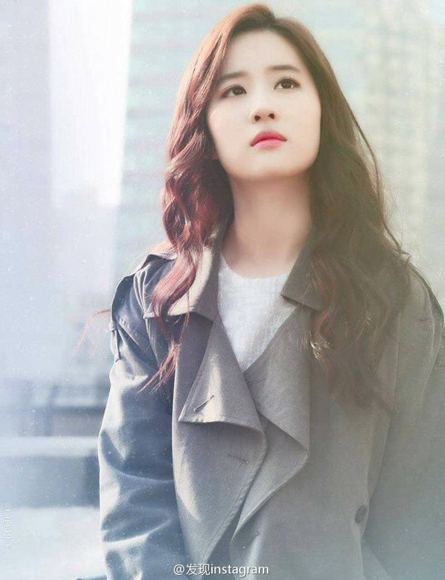 仰拍角度大pk!刘诗诗刘亦菲美如画,杨幂鼻孔抢镜!