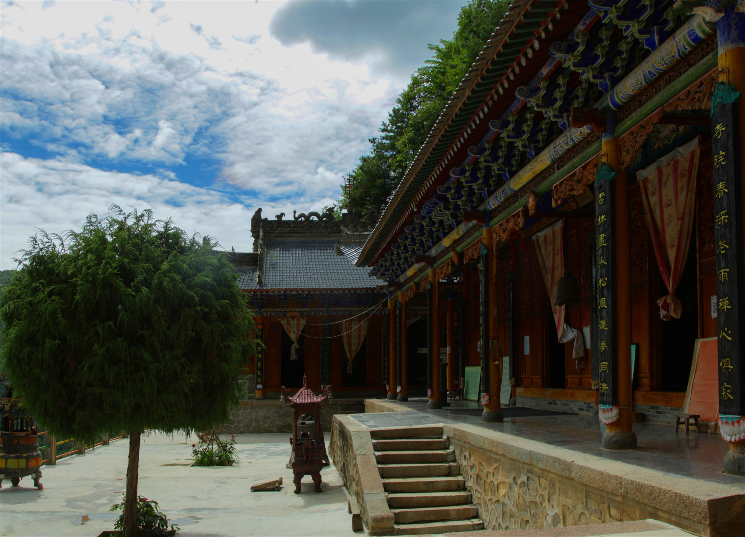 从来都是景同人不同,这是甘肃省武山县慈云古寺