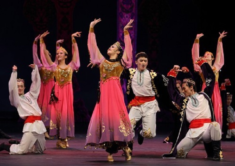 多朗舞是以多朗地区的民间歌舞质朴,豪放的风格是游牧生活的遗迹