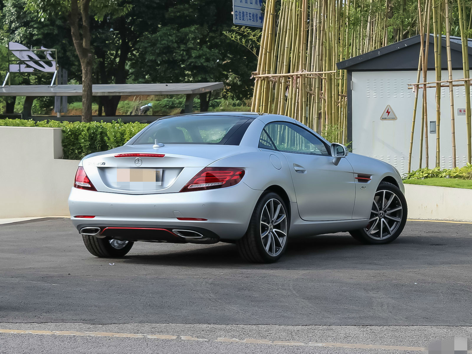 领你欣赏奔驰slc级的霸气外观