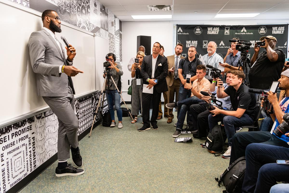 特辑-詹姆斯出席"i promise"学校揭幕仪式