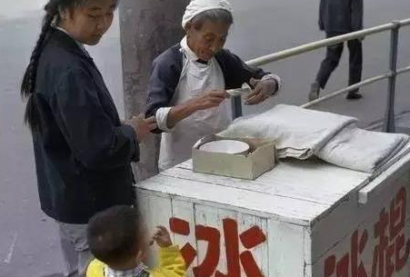 图13分钱一根的冰棍,图5连环画书摊看书的人】图一:70年代的中国,冰棍