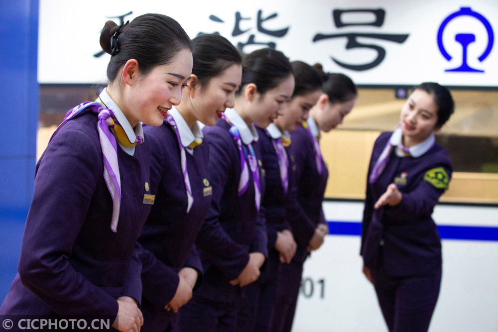 1月17日,南京客运段高铁二车队乘务员进行服务礼仪培训.