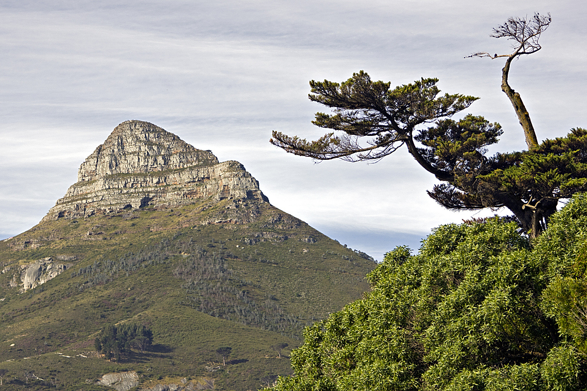 鹰山位于广西桂林市郊外,以雄伟山峰和壮观自然景色而著名,是远足探险