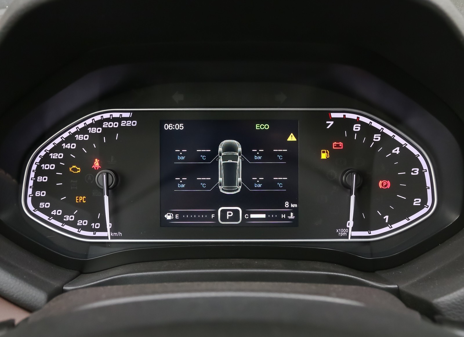 这款车仪表盘的设计简单明了,而且很清晰,很好看.