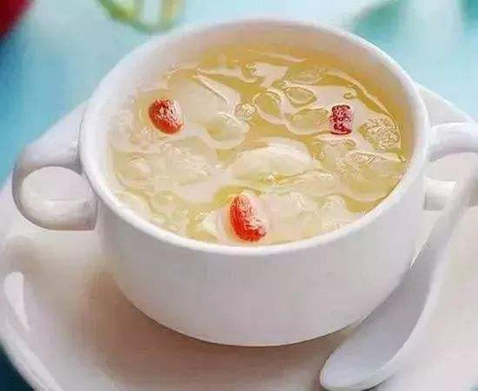 【白萝卜蜂蜜水,养肺润肺】 #遇见美好#  做法:将洗净的白萝卜切成块