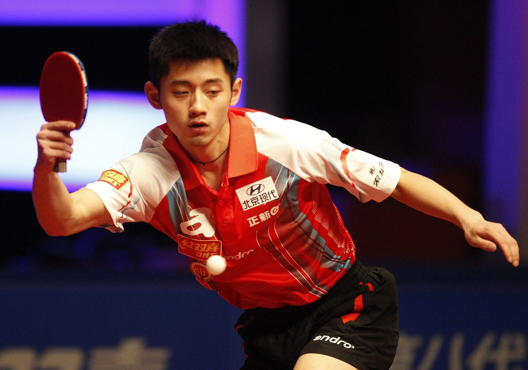 这位乒乓球界的传奇人物,退役后依然保持着不俗的竞技状态.