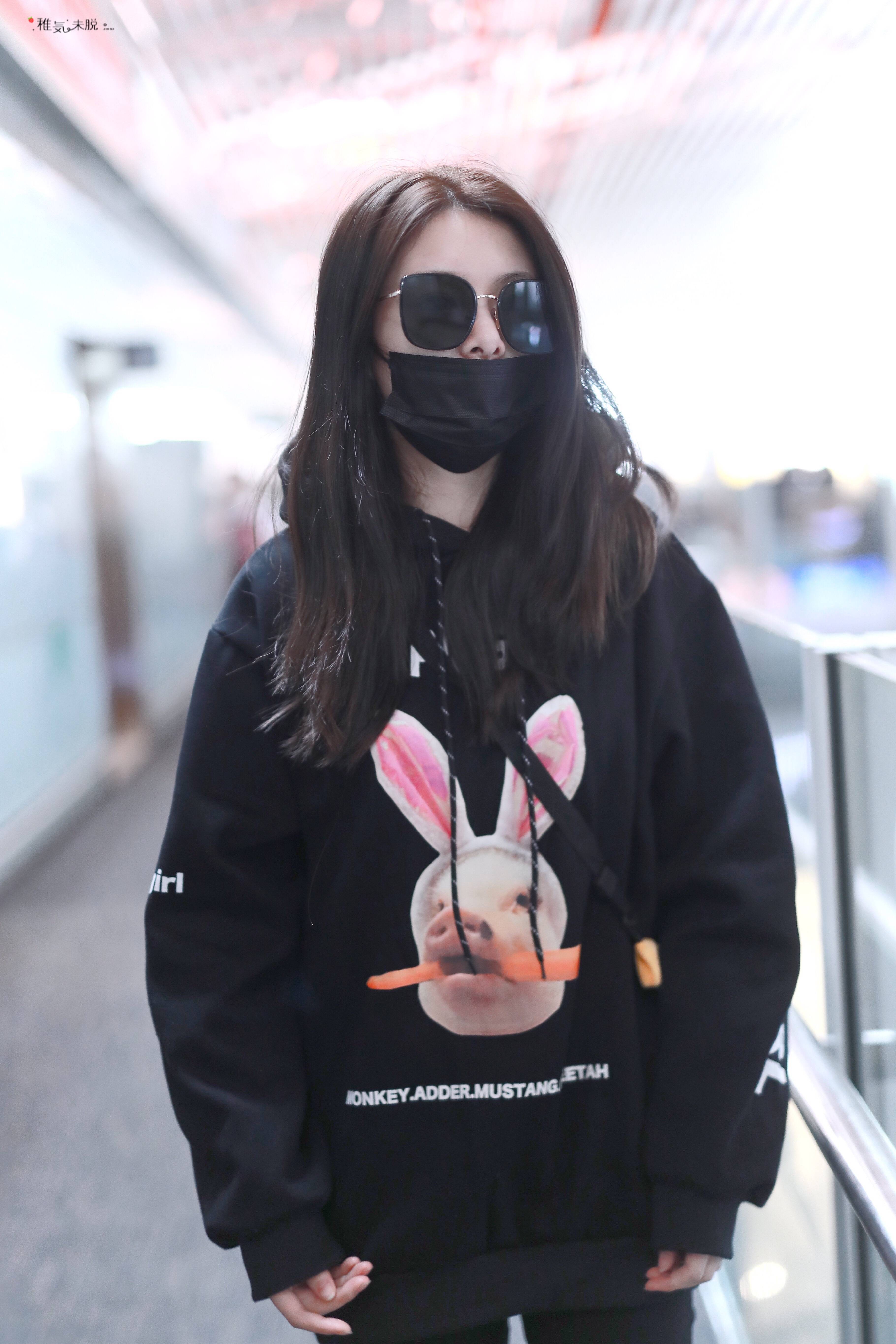 傅菁戴着黑色墨镜和黑色口罩遮面,遮捂严实.