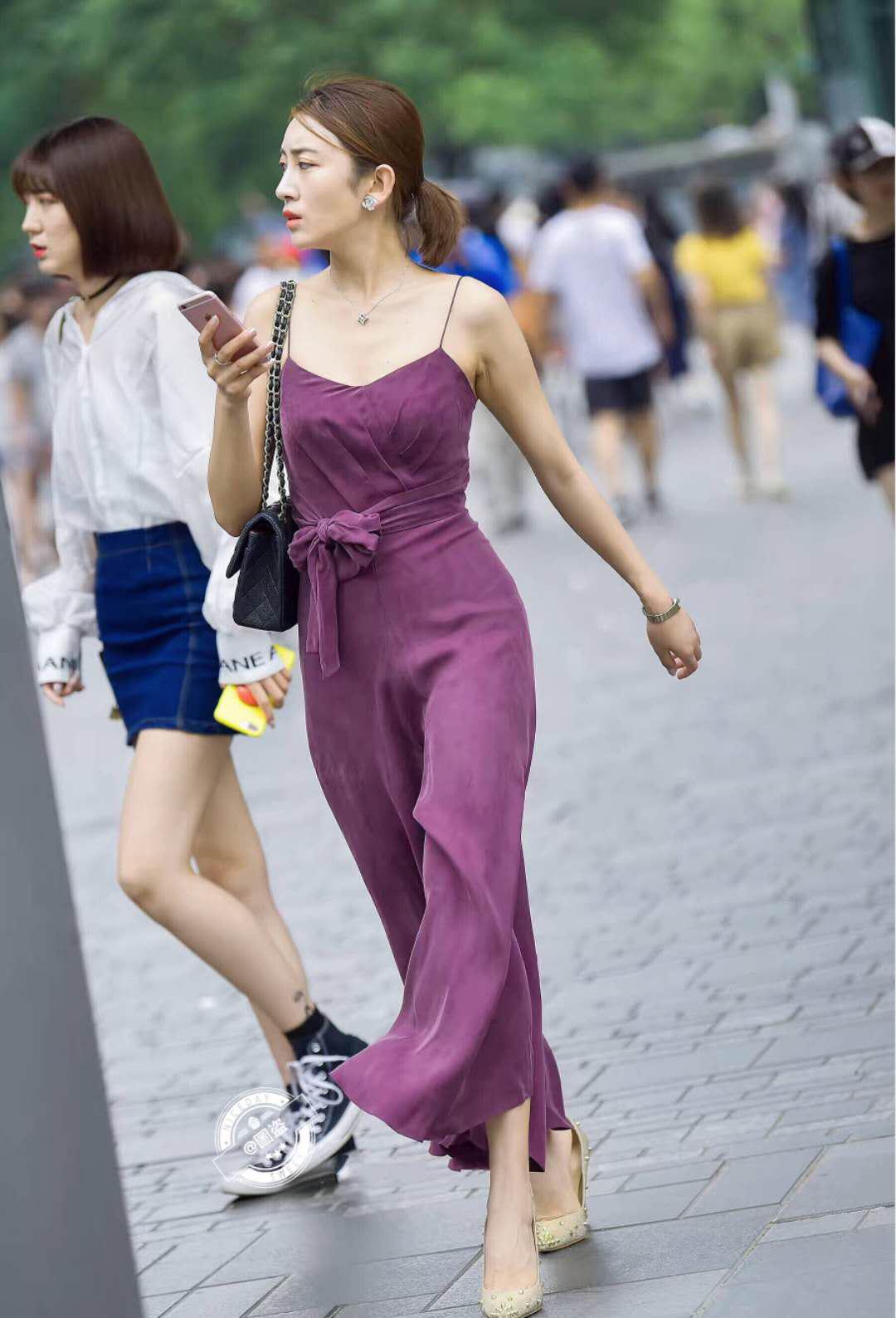 街拍:炎热的夏天穿搭连衣裙,展现不一样的美