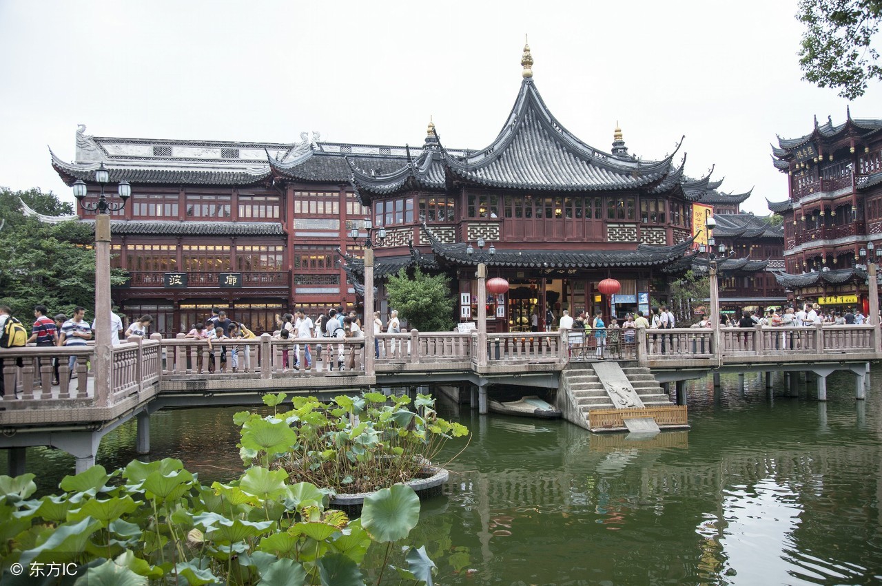 豫园,位于上海市老城厢的东北部,北靠福佑路,东临安仁街,西南与上海