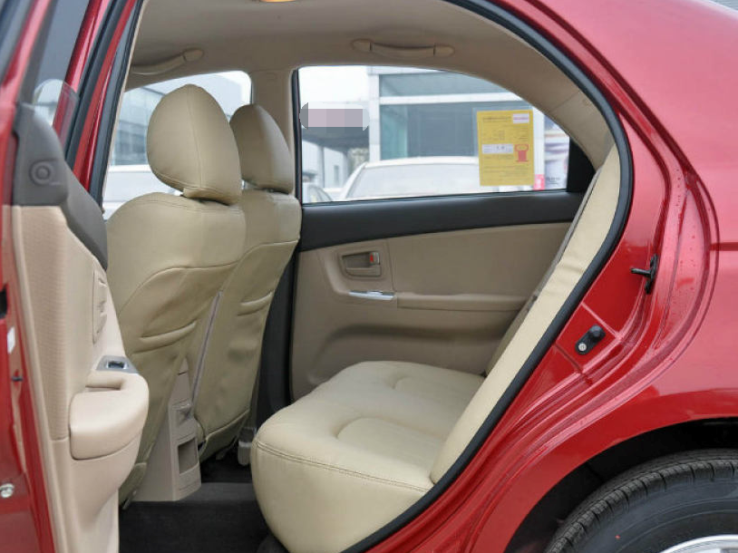 起亚赛拉图的内饰相对也是比较简洁,一眼看上去没毛病,中控整体感觉