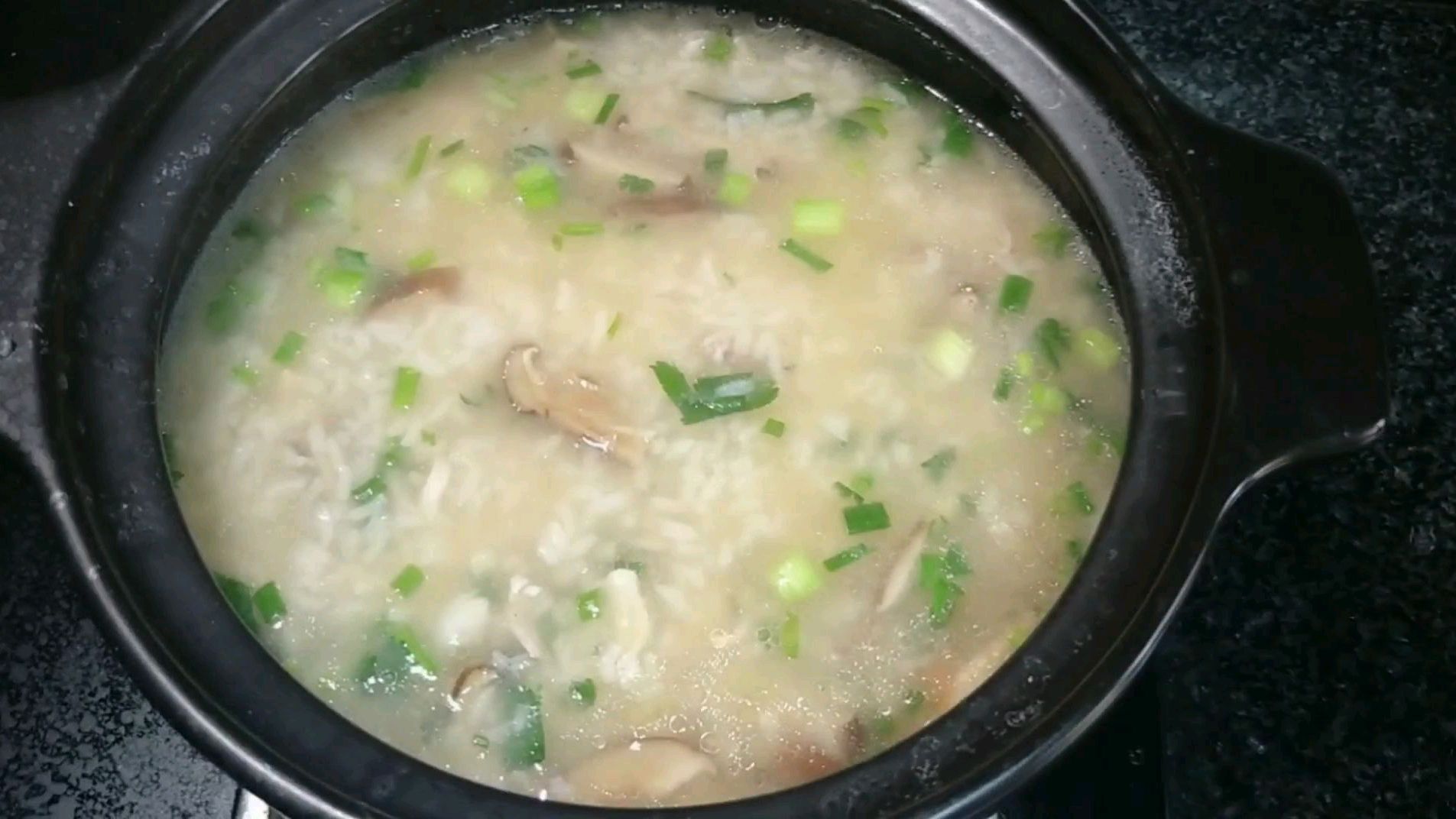 好吃又简单的香菇鱿鱼粥,厨房小白也可以煲一锅美味的粥