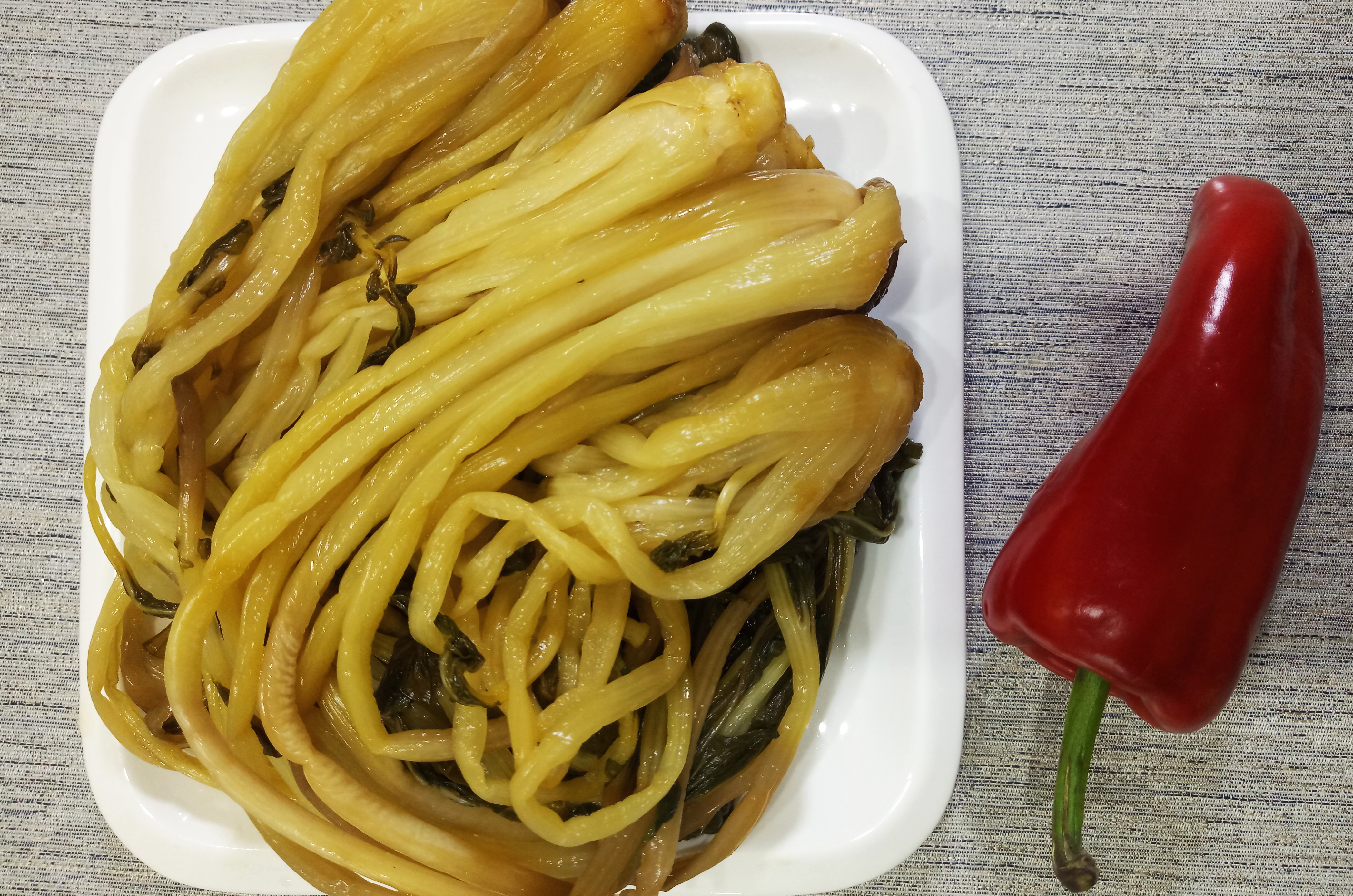 立冬腌制酸菜的2个要点,除了盐什么都不用添加,酸香醇厚又下饭