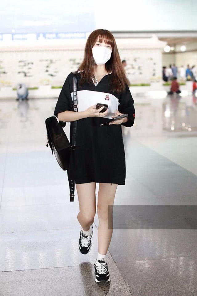 徐娇现身机场,一改往日日系风,玩起"下半身失踪"