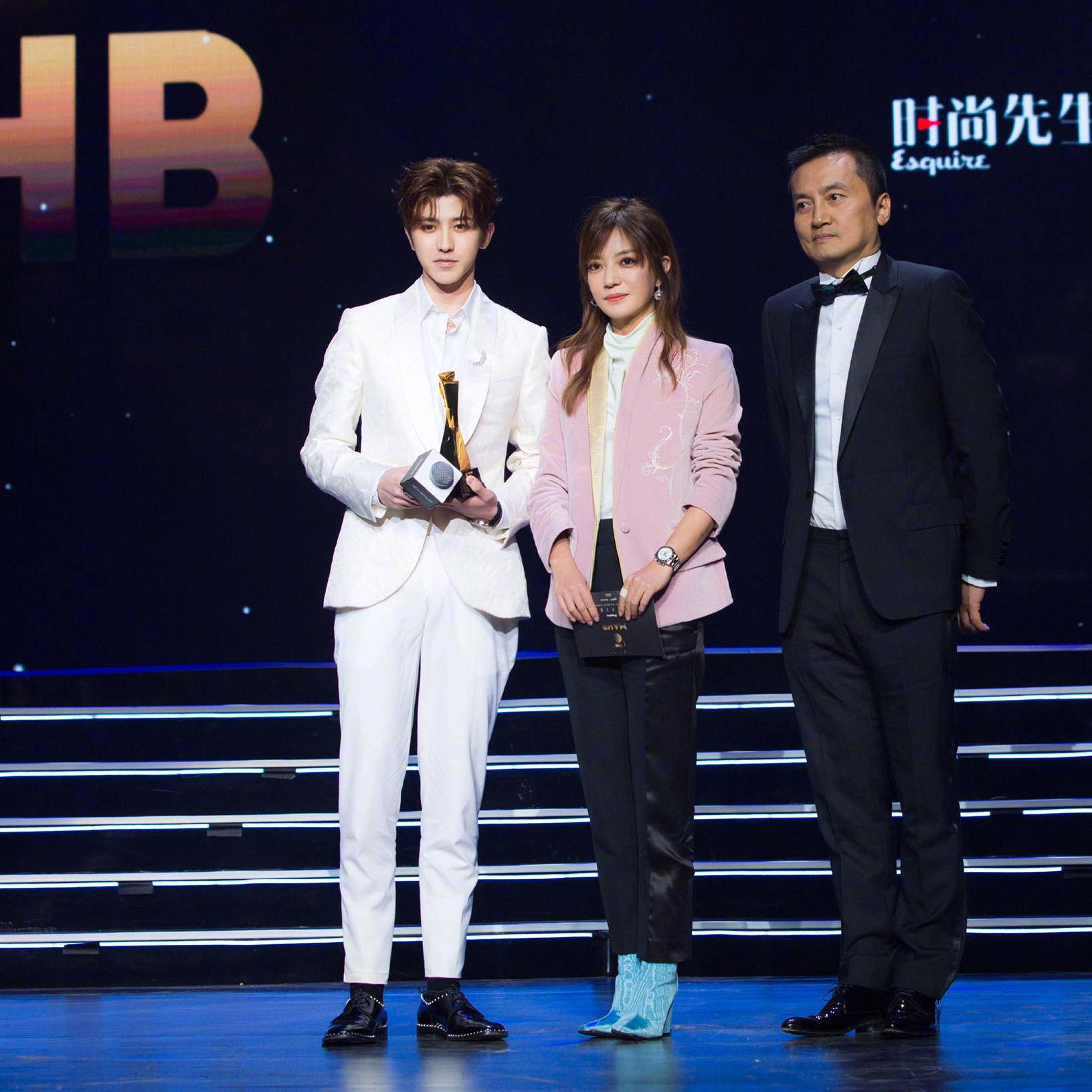 赵薇蔡徐坤同台,实力演绎头大脸大星人真是要避免穿高领