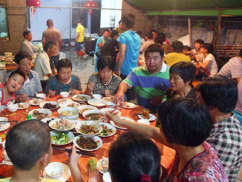 年底农村酒席多,有些人不得不"借钱随礼",为啥硬要出份子钱?